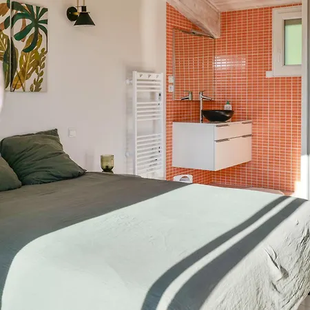 Superbe Avec Piscine Situee A 2 Km De La Grande Des Sables