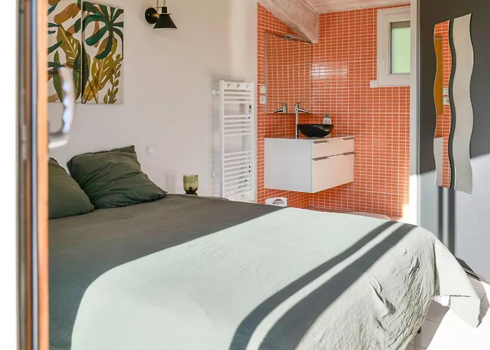 Superbe Avec Piscine Situee A 2 Km De La Grande Des Sables